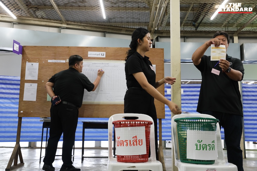 ภาพบรรยากาศการนับคะแนนออกเสียงประชามติ หลังปิดหีบ ณ หน่วยเลือกตั้งเขตบางกะปิ โดยมีประชาชนและสื่อมวลชนร่วมสังเกตการณ์ 3