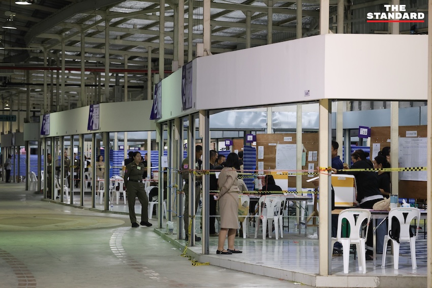 ภาพบรรยากาศการนับคะแนนออกเสียงประชามติ หลังปิดหีบ ณ หน่วยเลือกตั้งเขตบางกะปิ โดยมีประชาชนและสื่อมวลชนร่วมสังเกตการณ์ 6