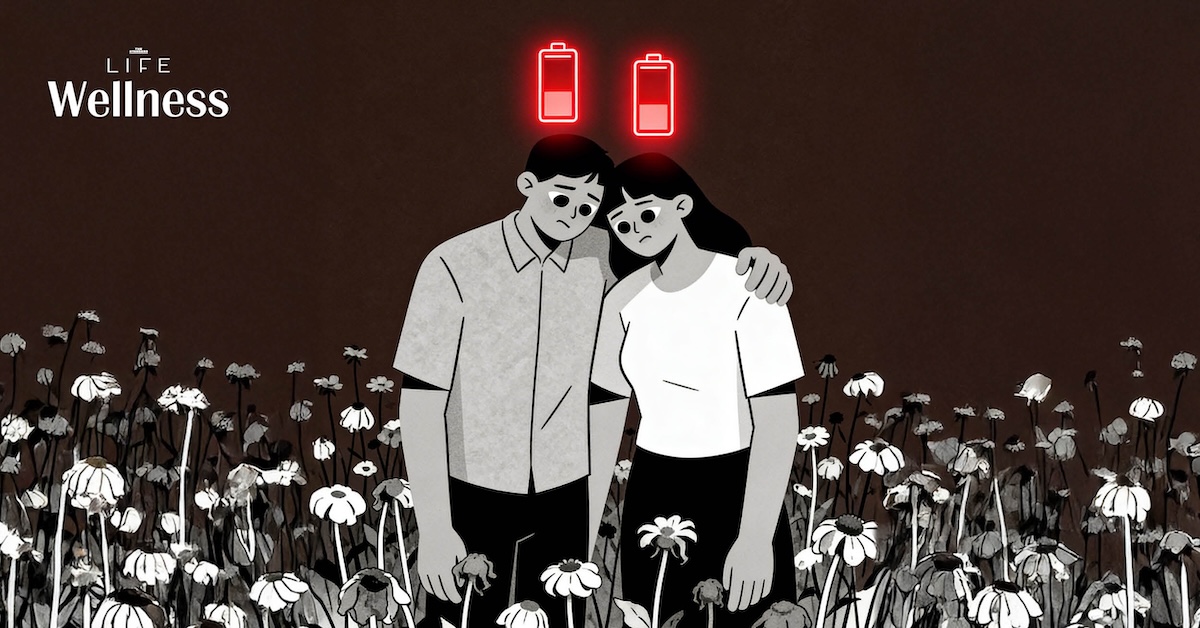 ภาพคู่รักนั่งห่างกัน ดูเหม่อลอย สะท้อนความเหนื่อยล้าในความสัมพันธ์