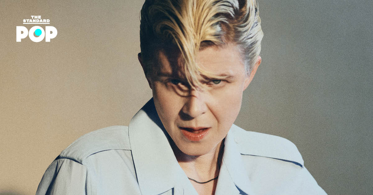 ภาพพอร์ตเทรต Robyn สวมชุดจากคอลเล็กชัน Spring/Summer 2026 ของ Acne Studios ถ่ายโดย Nadia Lee Cohen