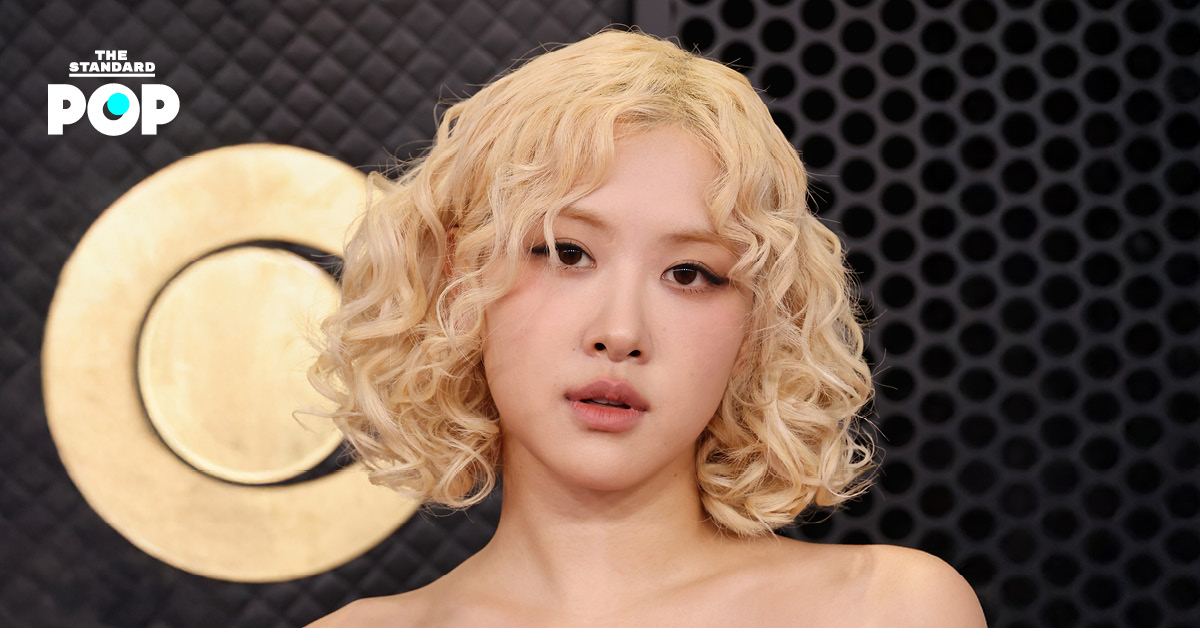 ROSÉ กับลุค Soft Glam บนพรมแดง Grammy Awards 2026 พร้อมเมกอัพผิวใสและผมบลอนด์ดัดลอน