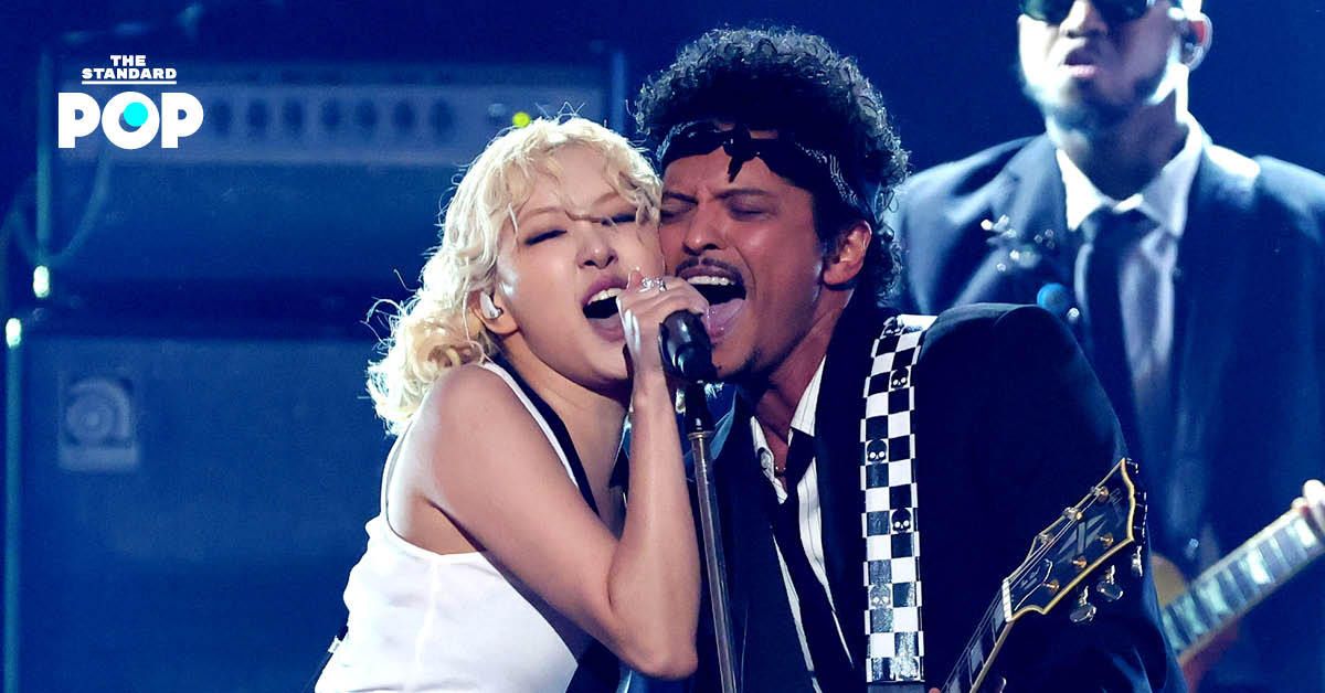 ROSÉ และ Bruno Mars กำลังแสดงเพลง APT. บนเวที Grammy Awards 2026
