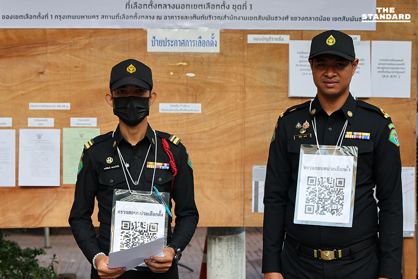 ประชาชนจำนวนมากทยอยเดินทางไปใช้สิทธิเลือกตั้ง สส. ล่วงหน้า ณ สำนักงานเขตสัมพันธวงศ์ อย่างคึกคัก 10