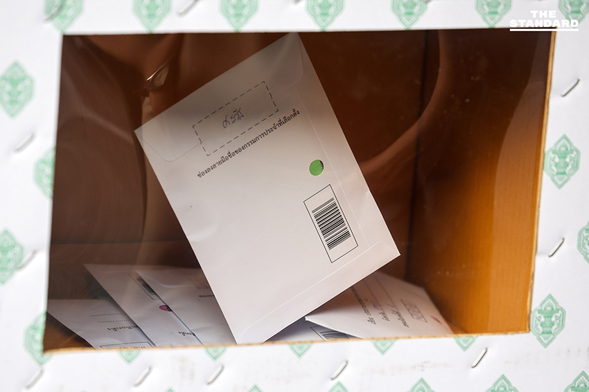 ประชาชนจำนวนมากทยอยเดินทางไปใช้สิทธิเลือกตั้ง สส. ล่วงหน้า ณ สำนักงานเขตสัมพันธวงศ์ อย่างคึกคัก 11