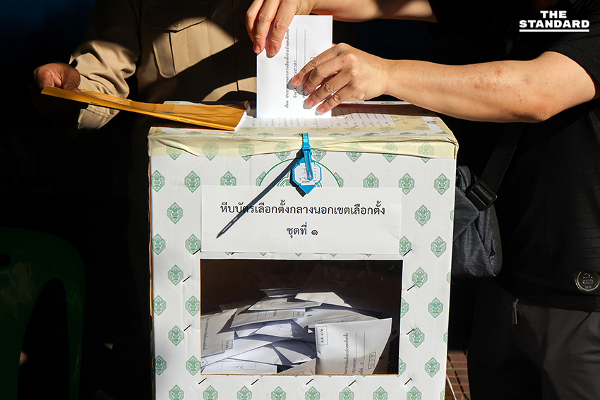 ประชาชนจำนวนมากทยอยเดินทางไปใช้สิทธิเลือกตั้ง สส. ล่วงหน้า ณ สำนักงานเขตสัมพันธวงศ์ อย่างคึกคัก 12