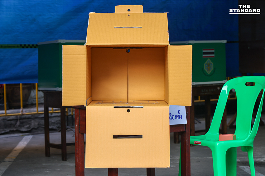 ประชาชนจำนวนมากทยอยเดินทางไปใช้สิทธิเลือกตั้ง สส. ล่วงหน้า ณ สำนักงานเขตสัมพันธวงศ์ อย่างคึกคัก 2