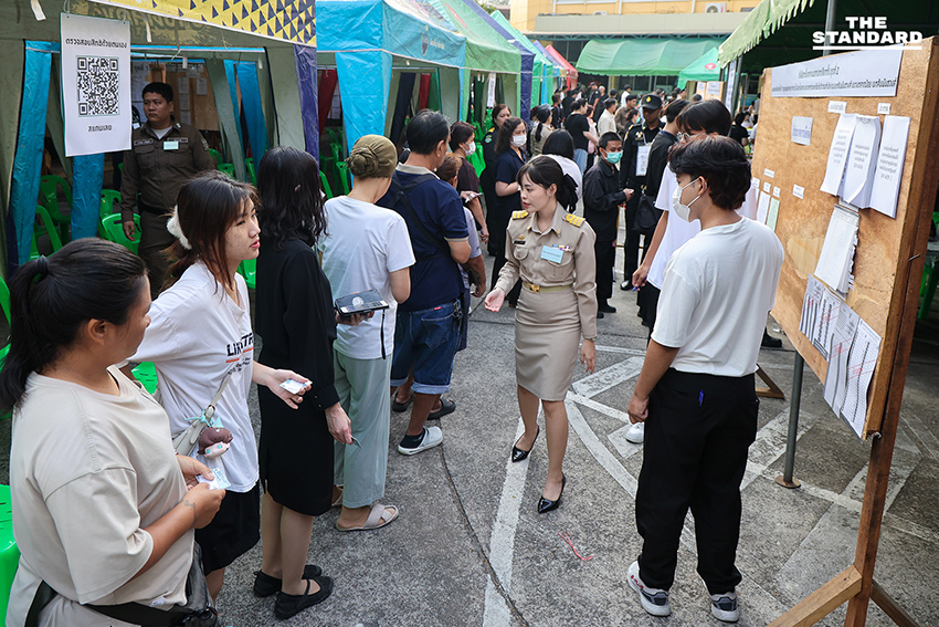 ประชาชนจำนวนมากทยอยเดินทางไปใช้สิทธิเลือกตั้ง สส. ล่วงหน้า ณ สำนักงานเขตสัมพันธวงศ์ อย่างคึกคัก 4