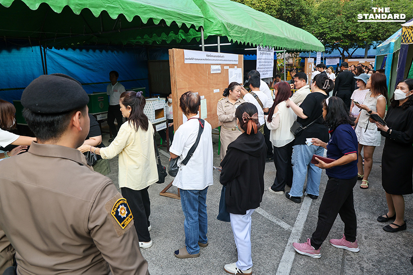 ประชาชนจำนวนมากทยอยเดินทางไปใช้สิทธิเลือกตั้ง สส. ล่วงหน้า ณ สำนักงานเขตสัมพันธวงศ์ อย่างคึกคัก 6