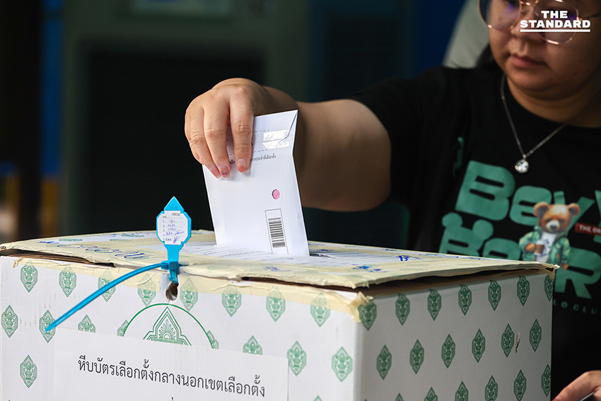 ประชาชนจำนวนมากทยอยเดินทางไปใช้สิทธิเลือกตั้ง สส. ล่วงหน้า ณ สำนักงานเขตสัมพันธวงศ์ อย่างคึกคัก 7