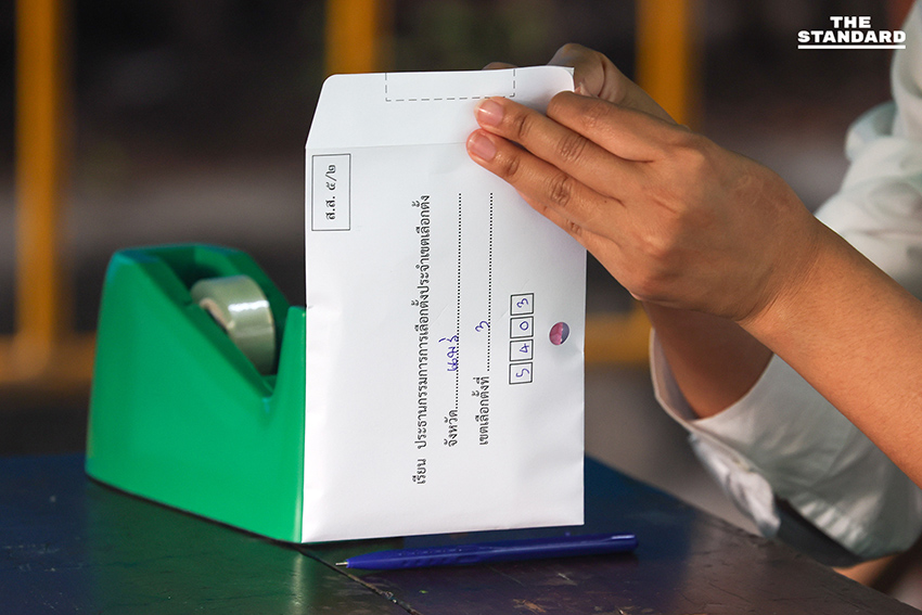 ประชาชนจำนวนมากทยอยเดินทางไปใช้สิทธิเลือกตั้ง สส. ล่วงหน้า ณ สำนักงานเขตสัมพันธวงศ์ อย่างคึกคัก 8