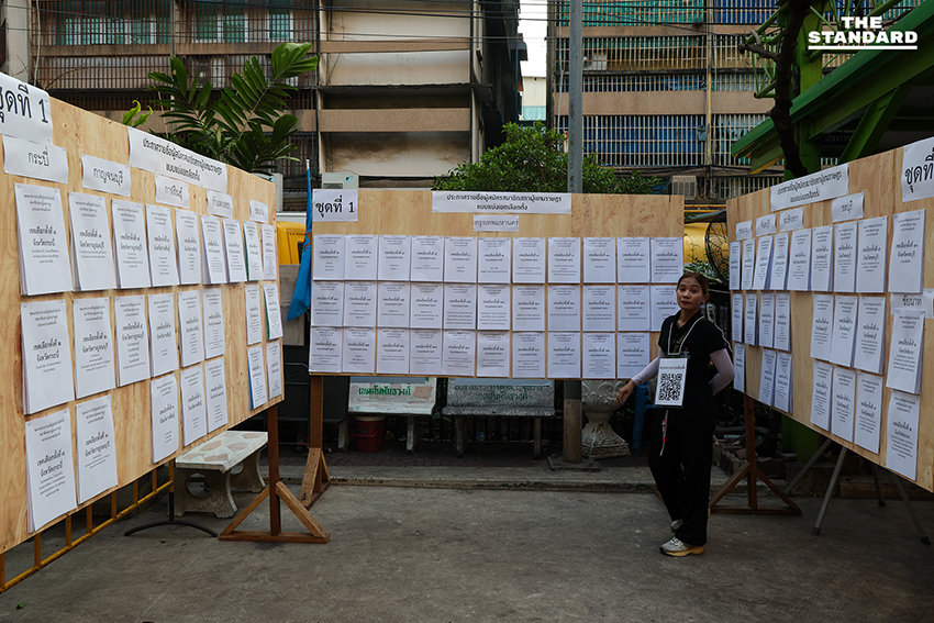 ประชาชนจำนวนมากทยอยเดินทางไปใช้สิทธิเลือกตั้ง สส. ล่วงหน้า ณ สำนักงานเขตสัมพันธวงศ์ อย่างคึกคัก 9