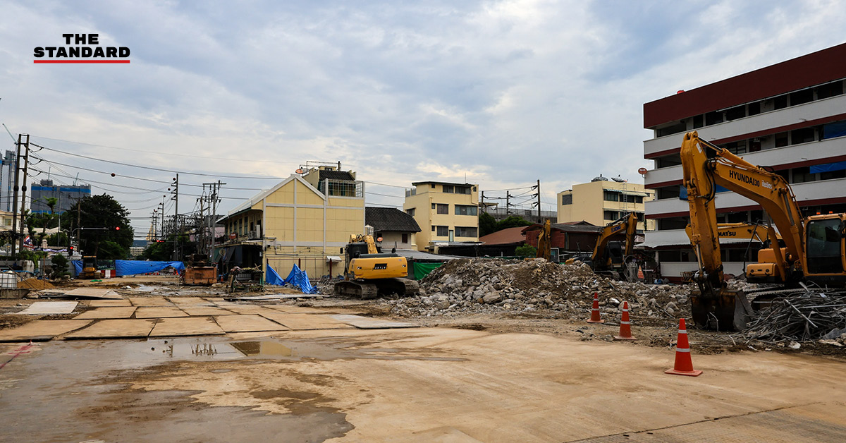 ภาพผู้ว่าฯ ชัชชาติ สิทธิพันธุ์ แถลงต่อที่ประชุมสภา กทม. ถึงความคืบหน้าการแก้ไขปัญหาถนนสามเสนทรุดตัว