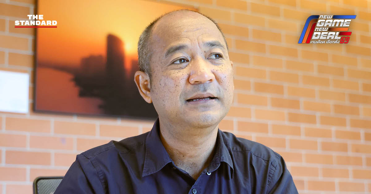 ภาพ ศรายุทธิ์ ใจหลัก เลขาธิการพรรคประชาชน ให้สัมภาษณ์ถึงการปรับเปลี่ยนกรรมการบริหารพรรค