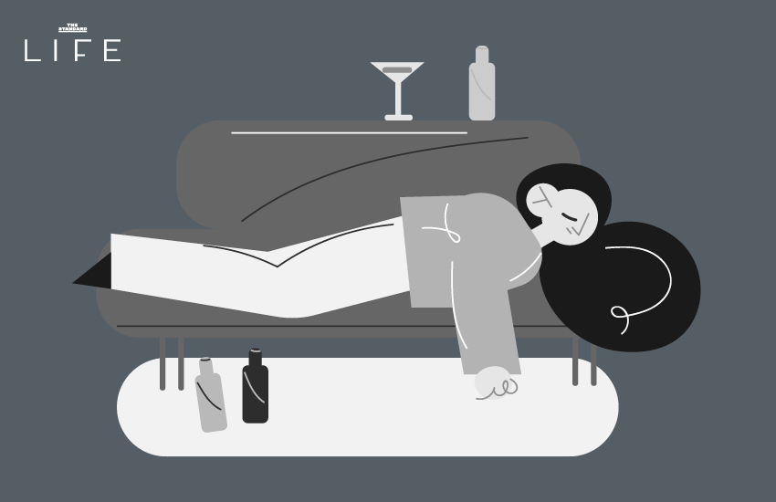 ภาพผู้คนกำลังสังสรรค์ดื่มเครื่องดื่มแอลกอฮอล์ในยามค่ำคืน แต่ยังใส่ใจเรื่องคุณภาพการนอนหลับ 1