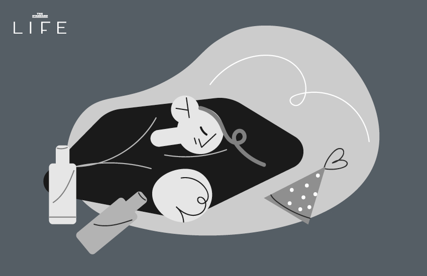 ภาพผู้คนกำลังสังสรรค์ดื่มเครื่องดื่มแอลกอฮอล์ในยามค่ำคืน แต่ยังใส่ใจเรื่องคุณภาพการนอนหลับ 2