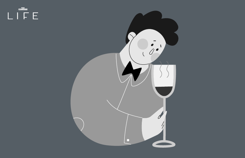 ภาพผู้คนกำลังสังสรรค์ดื่มเครื่องดื่มแอลกอฮอล์ในยามค่ำคืน แต่ยังใส่ใจเรื่องคุณภาพการนอนหลับ 4