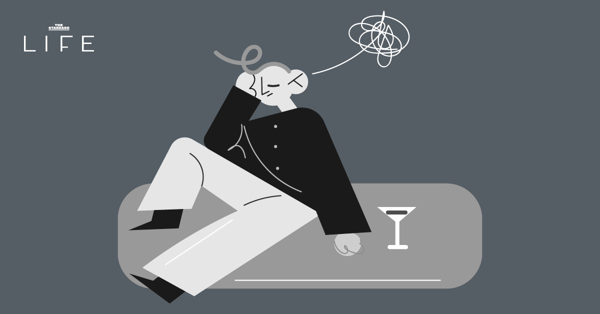 ภาพผู้คนกำลังสังสรรค์ดื่มเครื่องดื่มแอลกอฮอล์ในยามค่ำคืน แต่ยังใส่ใจเรื่องคุณภาพการนอนหลับ