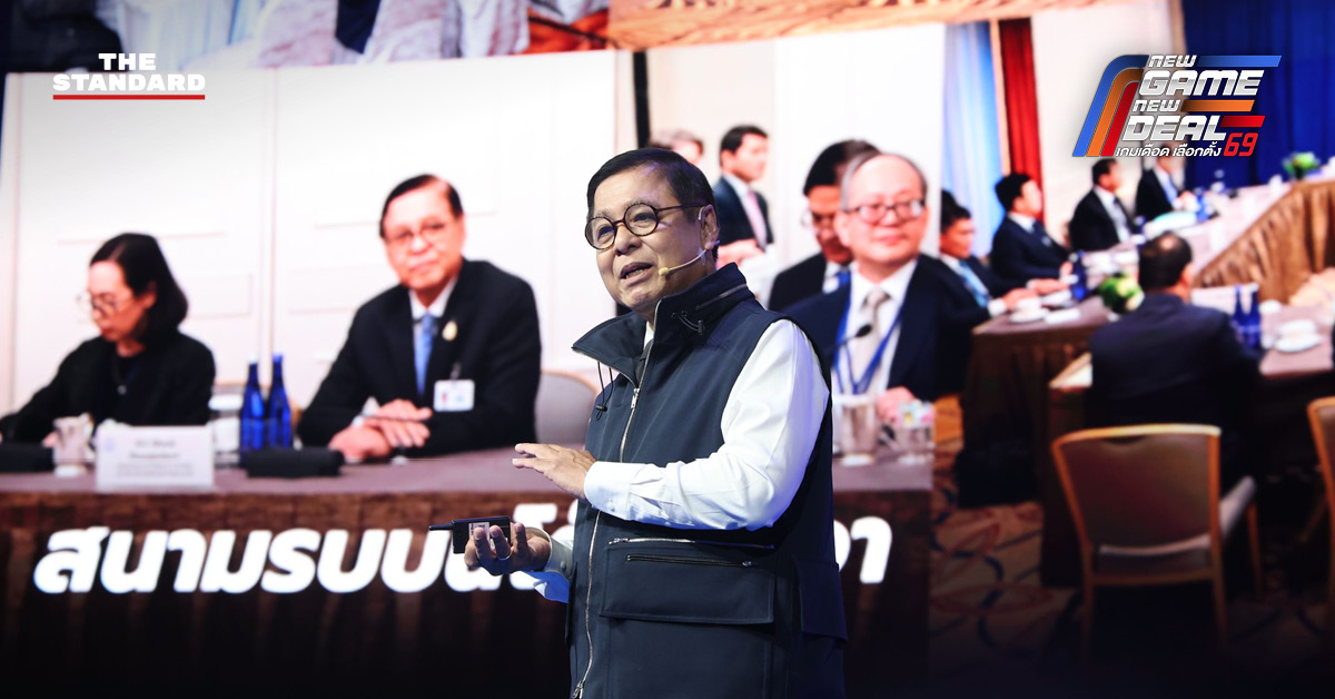 สีหศักดิ์ พวงเกตุแก้ว แคนดิเดตนายกรัฐมนตรี พรรคภูมิใจไทย กำลังปราศรัยบนเวที