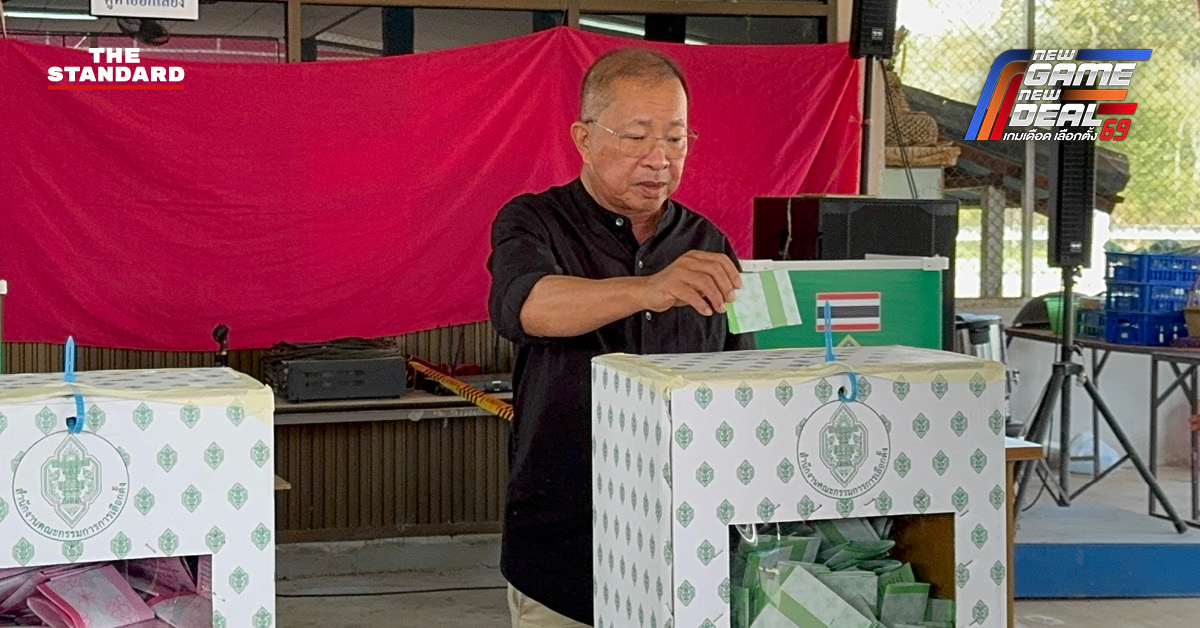 ประธานวุฒิสภา มงคล สุระสัจจะ เดินทางมาใช้สิทธิเลือกตั้งและออกเสียงประชามติ ณ หน่วยเลือกตั้งที่อำเภอประโคนชัย จังหวัดบุรีรัมย์