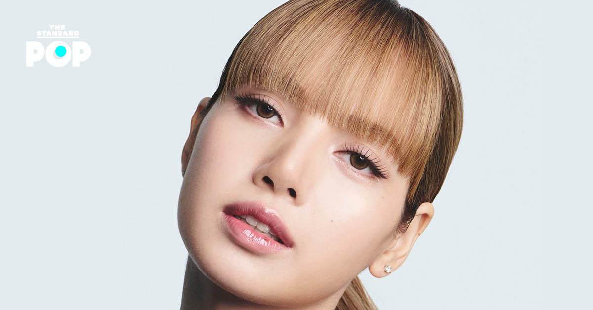 ลิซ่า ลลิษา มโนบาล แอมบาสเดอร์ระดับโลกคนใหม่ของ SHISEIDO กำลังถือผลิตภัณฑ์ ULTIMUNE