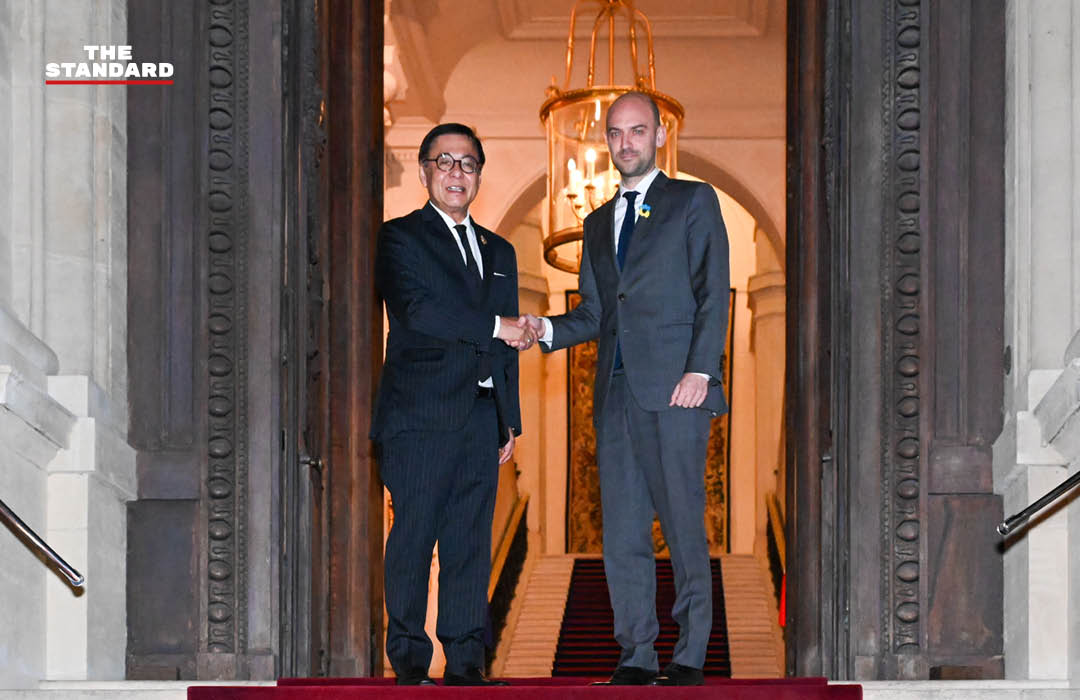 สีหศักดิ์ พวงเกตุแก้ว รัฐมนตรีช่วยว่าการกระทรวงการต่างประเทศของไทย กำลังหารือกับ ฌ็อง-นอแอล บาร์โร รัฐมนตรีว่าการกระทรวงกิจการยุโรปและการต่างประเทศฝรั่งเศส ณ กรุงปารีส 3