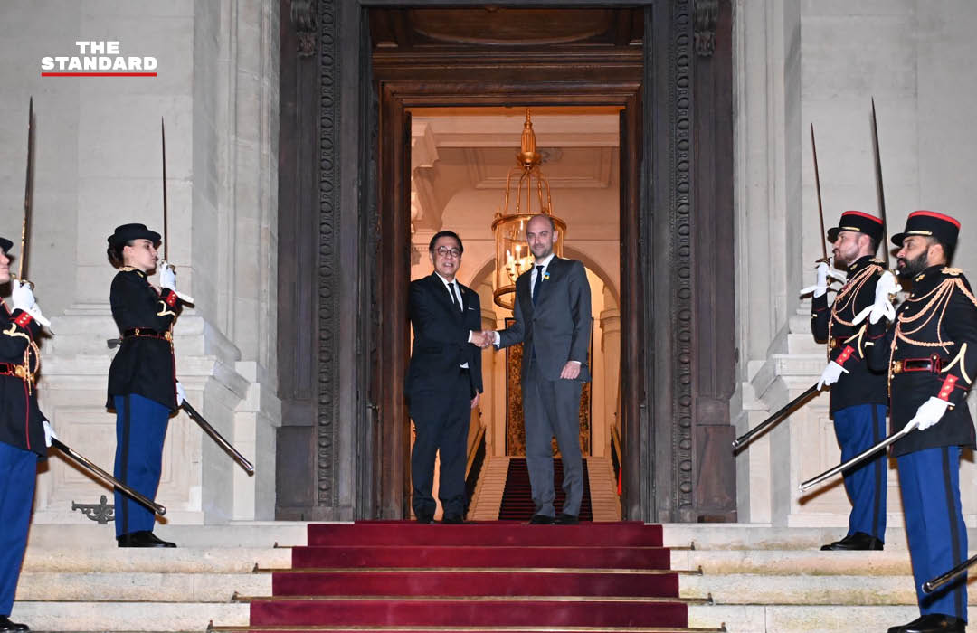 สีหศักดิ์ พวงเกตุแก้ว รัฐมนตรีช่วยว่าการกระทรวงการต่างประเทศของไทย กำลังหารือกับ ฌ็อง-นอแอล บาร์โร รัฐมนตรีว่าการกระทรวงกิจการยุโรปและการต่างประเทศฝรั่งเศส ณ กรุงปารีส 8