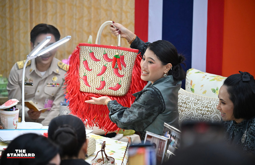 สมเด็จพระเจ้าลูกเธอ เจ้าฟ้าสิริวัณณวรี นารีรัตนราชกัญญา ทรงทอดพระเนตรงานผ้าไทยและหัตถกรรมพื้นบ้านภาคใต้ พร้อมพระราชทานผ้าลายบุปผาบรมราชินีนาถ 5