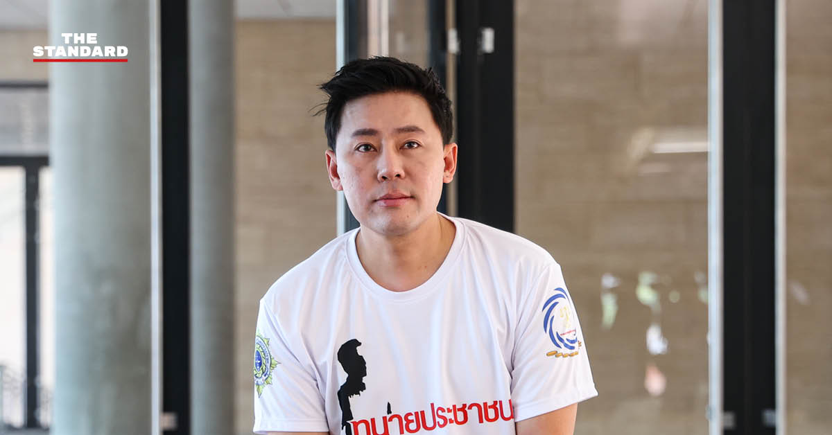 ทนายษิทรา หรือ ทนายตั้ม กับภรรยา ปทิตตา และภาพอินโฟกราฟิกแสดงรายการทรัพย์สิน 77 ล้านบาท ที่ได้รับคืนหลัง ปปง. ยึด