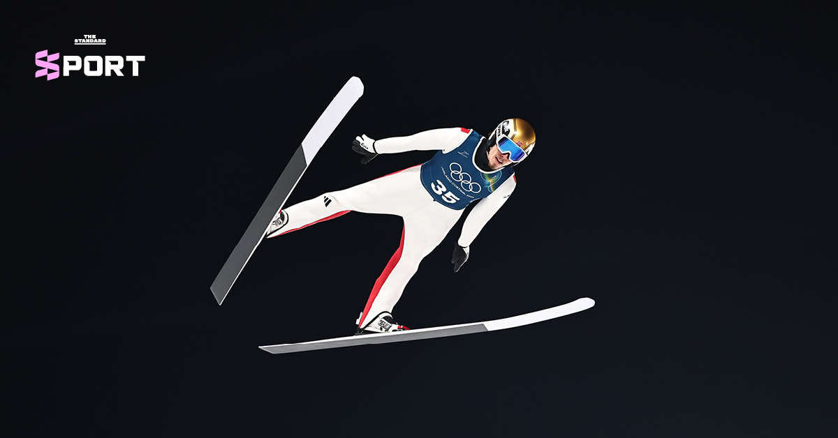 นักกีฬาสกีกระโดดกำลังร่อนอยู่กลางอากาศบนลานหิมะ