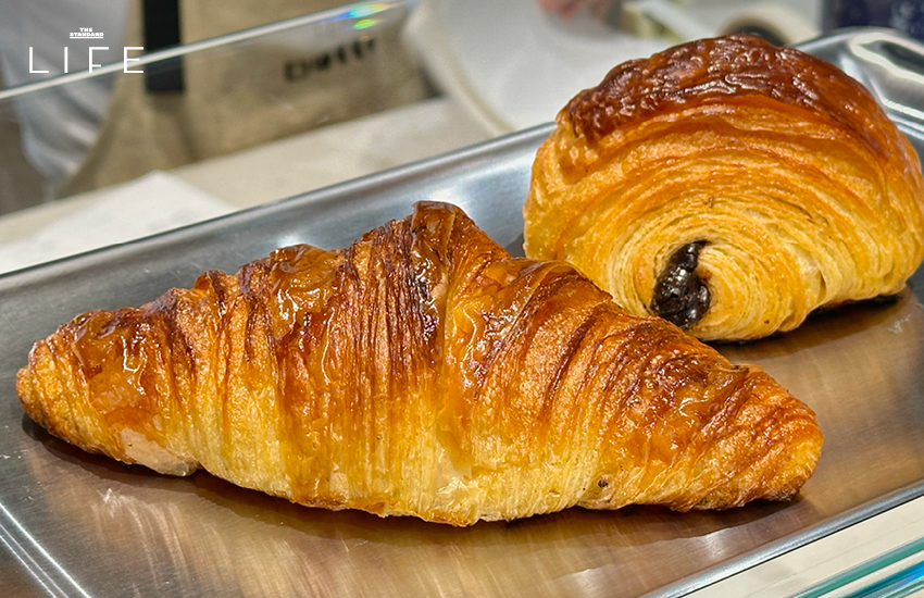 ภาพครัวซองต์อบสดใหม่จากร้าน Slow Butter เบเกอรีสไตล์สแกนดิเนเวียย่านหัวลำโพง 10