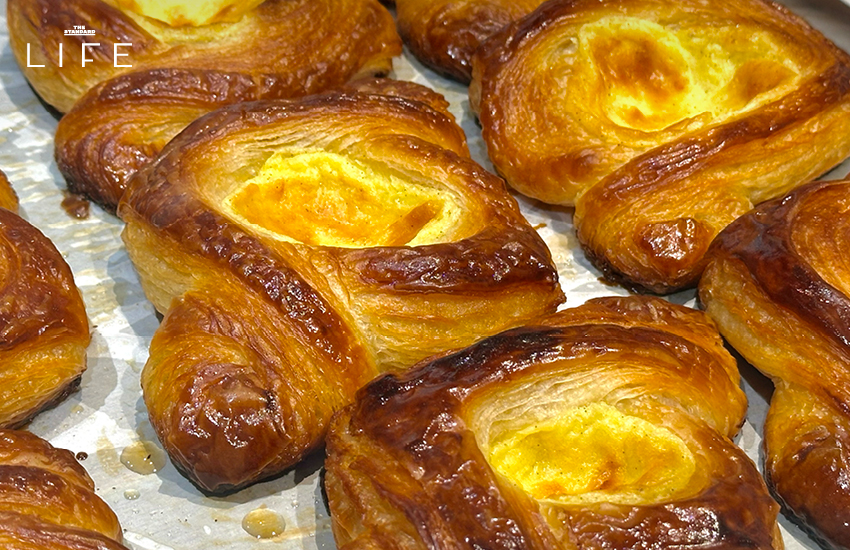 ภาพครัวซองต์อบสดใหม่จากร้าน Slow Butter เบเกอรีสไตล์สแกนดิเนเวียย่านหัวลำโพง 11