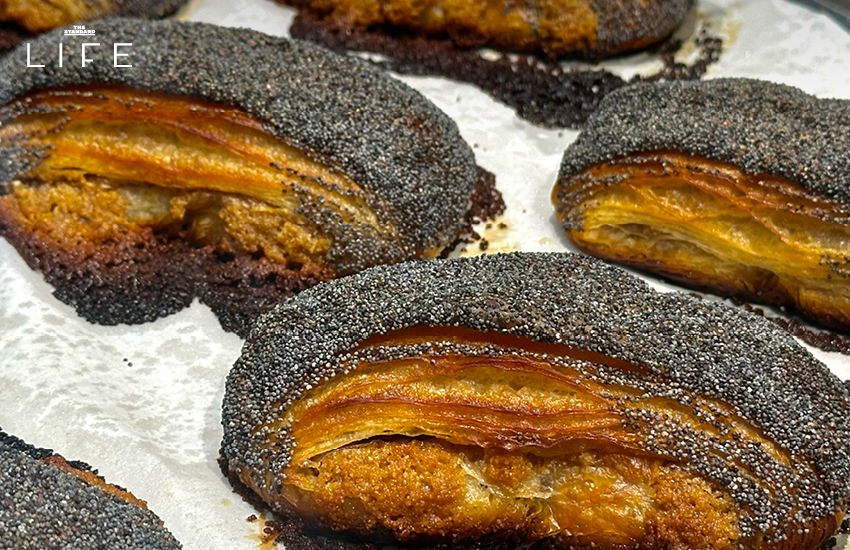 ภาพครัวซองต์อบสดใหม่จากร้าน Slow Butter เบเกอรีสไตล์สแกนดิเนเวียย่านหัวลำโพง 12