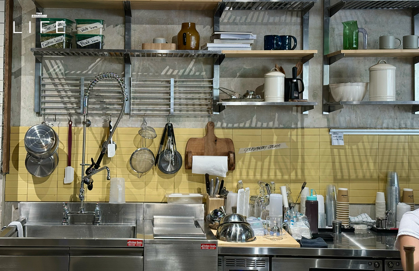 ภาพครัวซองต์อบสดใหม่จากร้าน Slow Butter เบเกอรีสไตล์สแกนดิเนเวียย่านหัวลำโพง 2