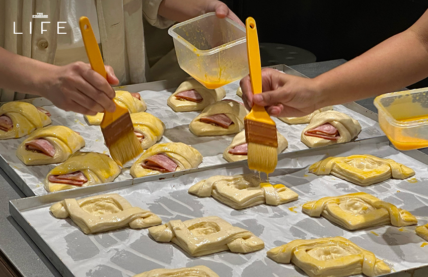 ภาพครัวซองต์อบสดใหม่จากร้าน Slow Butter เบเกอรีสไตล์สแกนดิเนเวียย่านหัวลำโพง 6