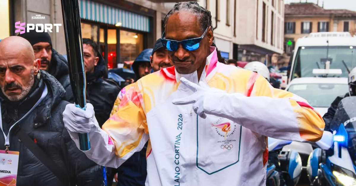 Snoop Dogg กำลังวิ่งคบเพลิงโอลิมปิกฤดูหนาว 2026 ที่เมืองกัลลาราเต ประเทศอิตาลี