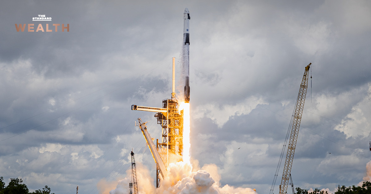 ภาพจำลองแนวคิด 'ศูนย์ข้อมูลลอยฟ้า' ของ SpaceX ที่ประกอบด้วยดาวเทียมจำนวนมากในวงโคจรโลก