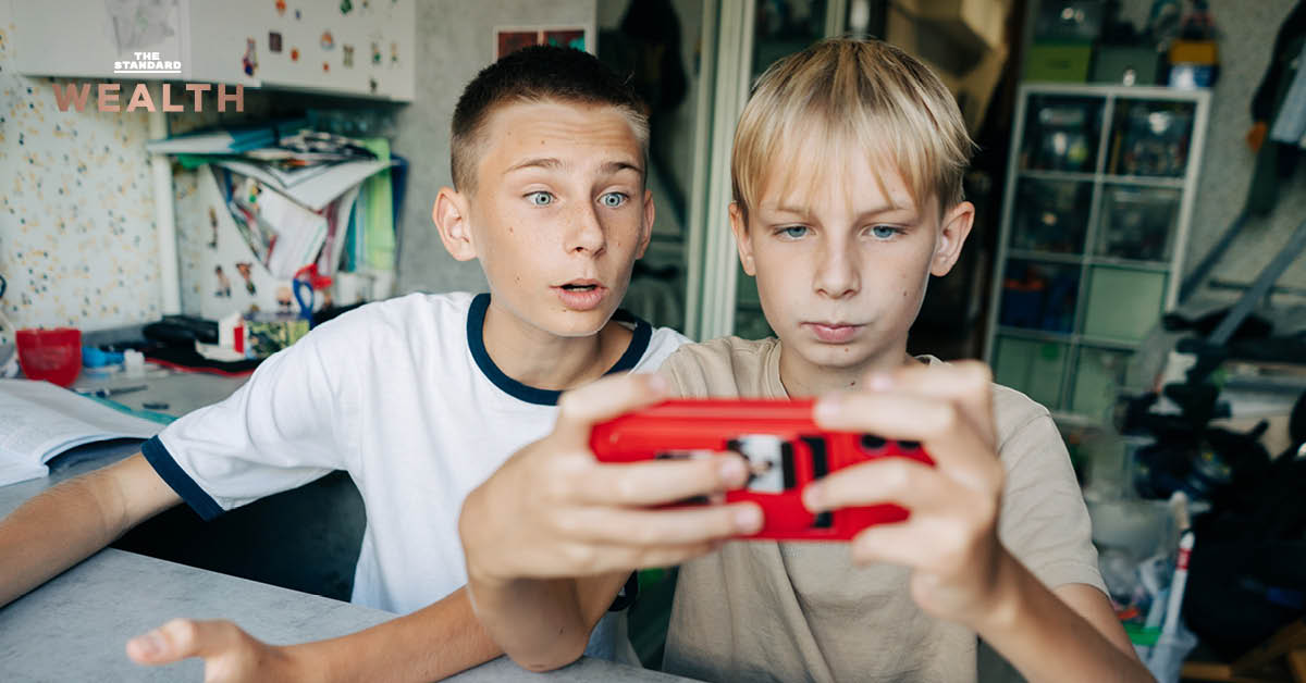 เด็กวัยรุ่นกำลังใช้โทรศัพท์มือถือเล่นโซเชียลมีเดีย