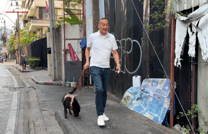 เศรษฐา ทวีสิน จูงสุนัขชื่อเฉาก๊วย เดินทางไปใช้สิทธิเลือกตั้ง ณ หน่วยเลือกตั้ง 1