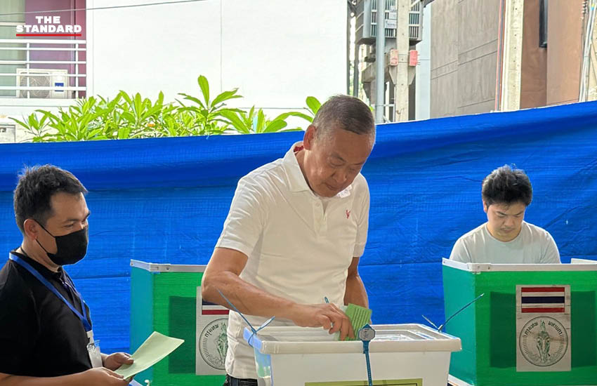 เศรษฐา ทวีสิน จูงสุนัขชื่อเฉาก๊วย เดินทางไปใช้สิทธิเลือกตั้ง ณ หน่วยเลือกตั้ง 2