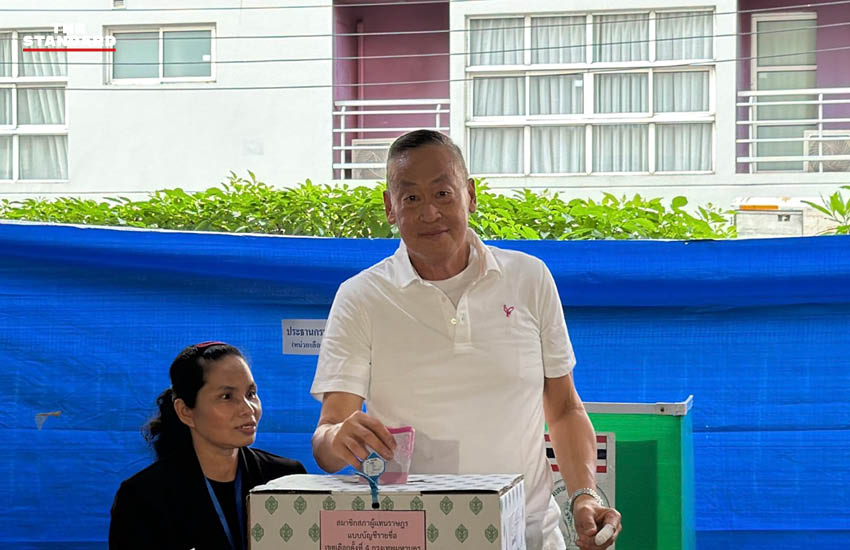 เศรษฐา ทวีสิน จูงสุนัขชื่อเฉาก๊วย เดินทางไปใช้สิทธิเลือกตั้ง ณ หน่วยเลือกตั้ง 3