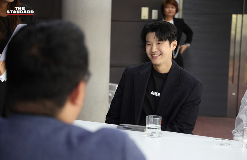 ภาพบรรยากาศเวทีดีเบตเศรษฐกิจ 'ตอบโจทย์ 8 บรรณาธิการ' โดย THE STANDARD ร่วมกับพันธมิตรสื่อ และนักการเมือง 11