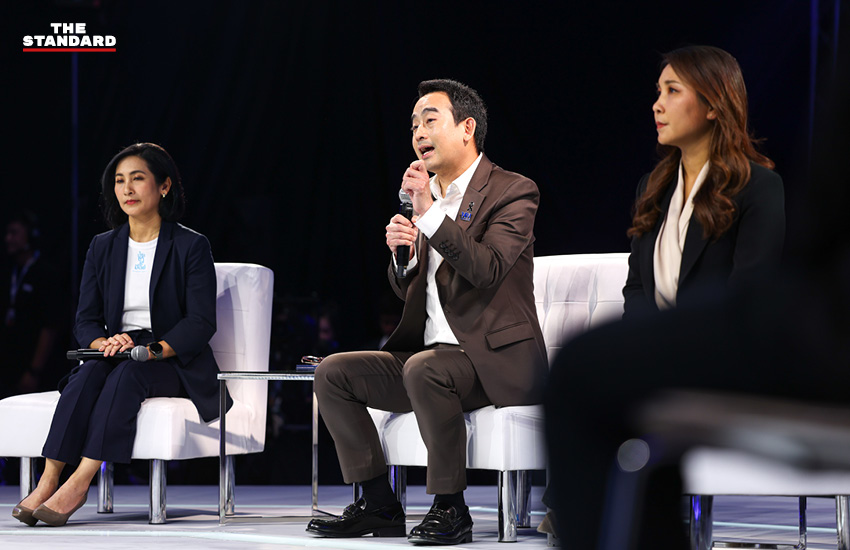 ภาพบรรยากาศเวทีดีเบตเศรษฐกิจ 'ตอบโจทย์ 8 บรรณาธิการ' โดย THE STANDARD ร่วมกับพันธมิตรสื่อ และนักการเมือง 2