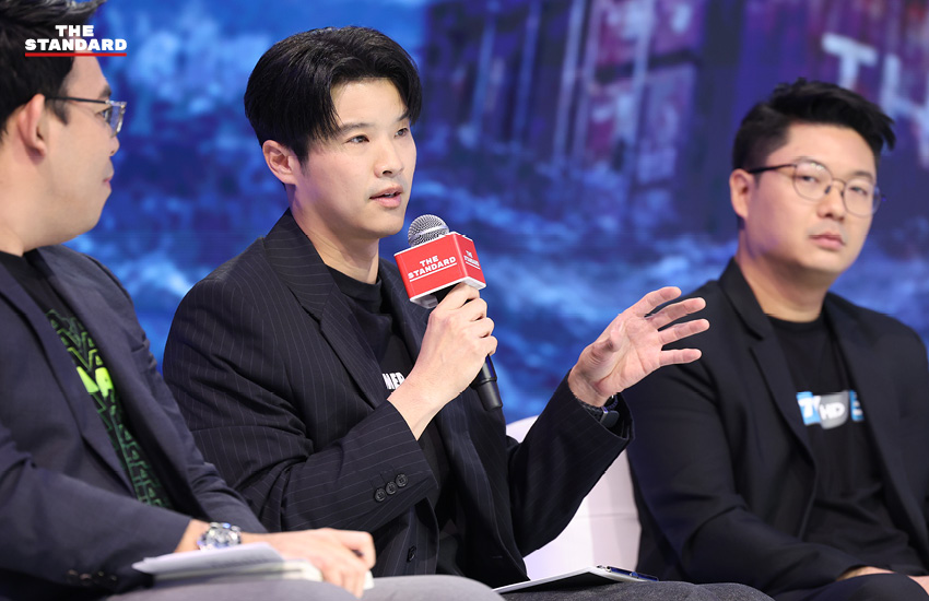 ภาพบรรยากาศเวทีดีเบตเศรษฐกิจ 'ตอบโจทย์ 8 บรรณาธิการ' โดย THE STANDARD ร่วมกับพันธมิตรสื่อ และนักการเมือง 3