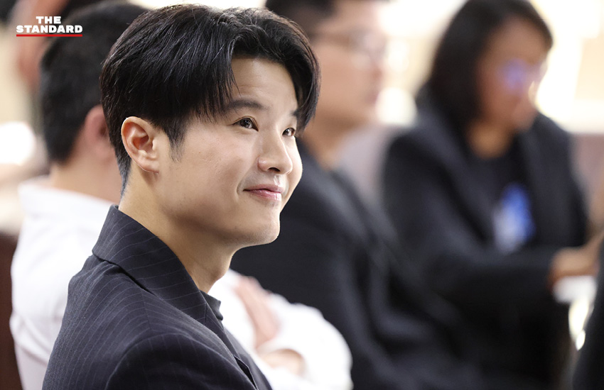 ภาพบรรยากาศเวทีดีเบตเศรษฐกิจ 'ตอบโจทย์ 8 บรรณาธิการ' โดย THE STANDARD ร่วมกับพันธมิตรสื่อ และนักการเมือง 4