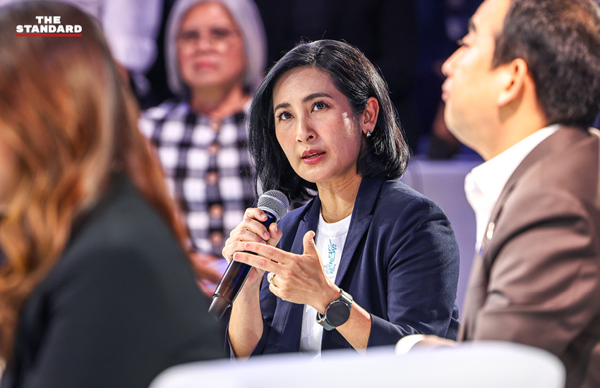 ภาพบรรยากาศเวทีดีเบตเศรษฐกิจ 'ตอบโจทย์ 8 บรรณาธิการ' โดย THE STANDARD ร่วมกับพันธมิตรสื่อ และนักการเมือง 6