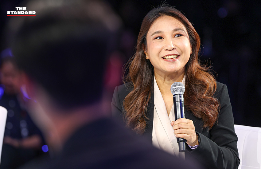 ภาพบรรยากาศเวทีดีเบตเศรษฐกิจ 'ตอบโจทย์ 8 บรรณาธิการ' โดย THE STANDARD ร่วมกับพันธมิตรสื่อ และนักการเมือง 7