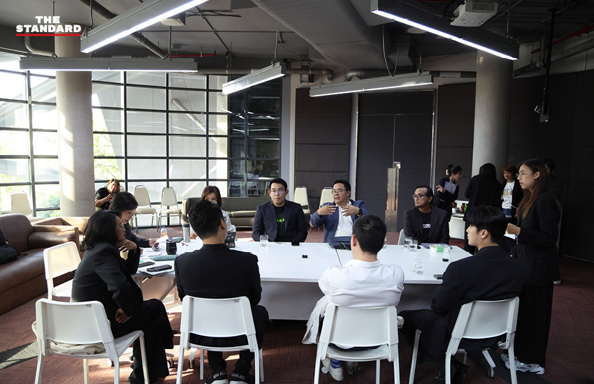 ภาพบรรยากาศเวทีดีเบตเศรษฐกิจ 'ตอบโจทย์ 8 บรรณาธิการ' โดย THE STANDARD ร่วมกับพันธมิตรสื่อ และนักการเมือง 9