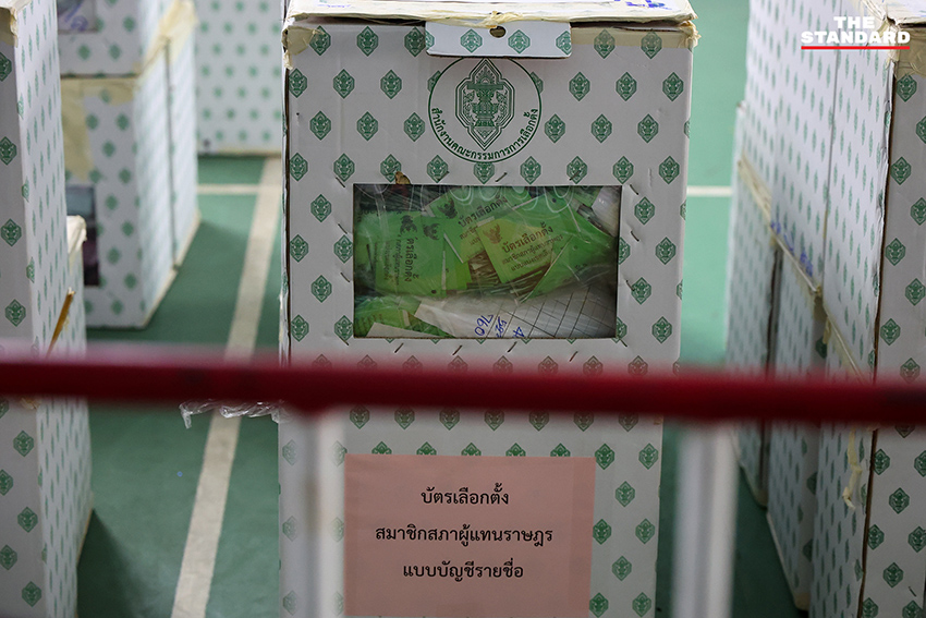 ประชาชนรวมกลุ่มเฝ้าหีบบัตรเลือกตั้ง สส. ชลบุรี เขต 1 เพื่อเรียกร้องการนับคะแนนใหม่ โดยมีเจ้าหน้าที่ กกต. เข้าสอบปากคำ 10