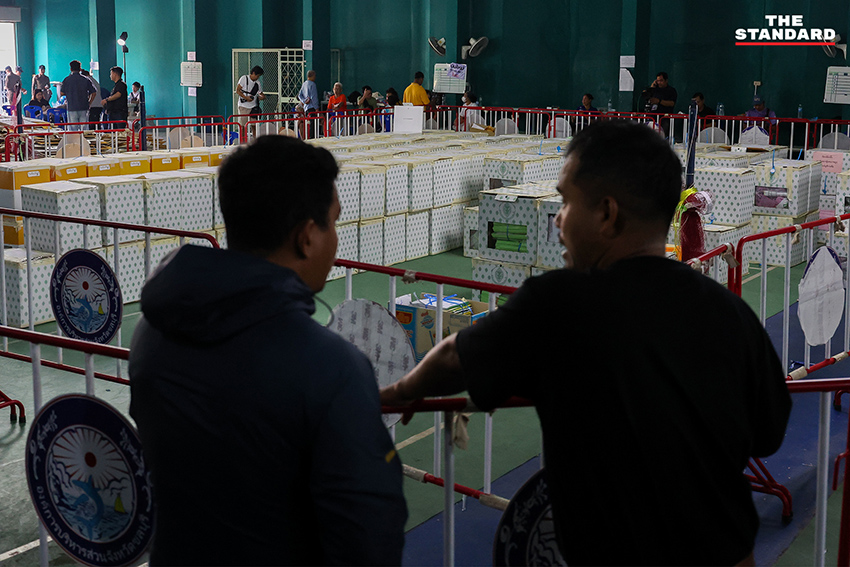 ประชาชนรวมกลุ่มเฝ้าหีบบัตรเลือกตั้ง สส. ชลบุรี เขต 1 เพื่อเรียกร้องการนับคะแนนใหม่ โดยมีเจ้าหน้าที่ กกต. เข้าสอบปากคำ 2