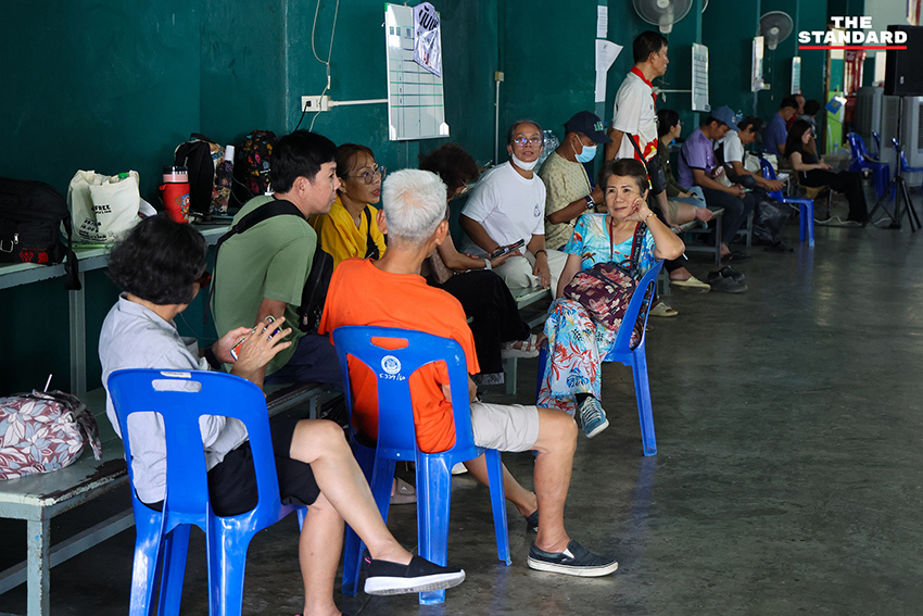 ประชาชนรวมกลุ่มเฝ้าหีบบัตรเลือกตั้ง สส. ชลบุรี เขต 1 เพื่อเรียกร้องการนับคะแนนใหม่ โดยมีเจ้าหน้าที่ กกต. เข้าสอบปากคำ 6